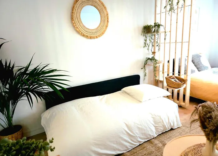 Vie Caennaise Au Port & Vaugueux Caen