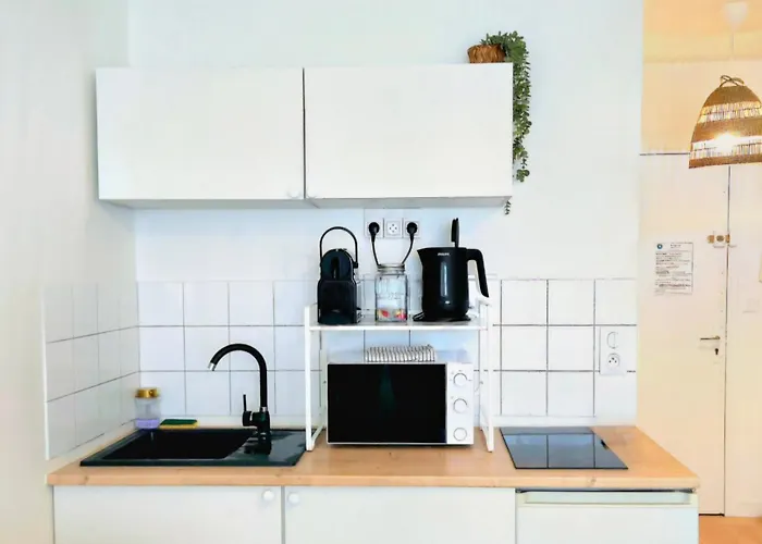 Vie Caennaise Au Port & Vaugueux * Caen