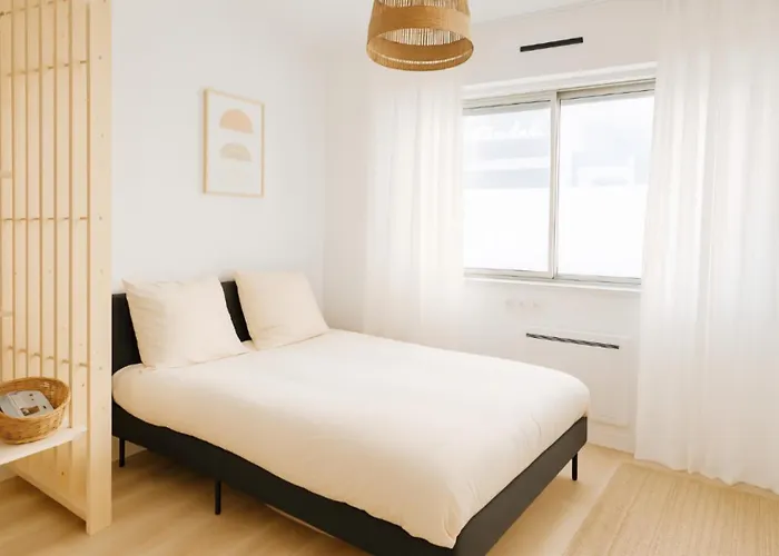 Vie Caennaise Au Port & Vaugueux Caen